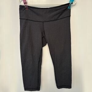 Lululemon Capri Leggings Women’s (S) Black White Print Yoga Pants Activewear